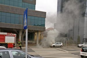 FOTO Maşină în flăcări la Centrul de Afaceri din Sibiu