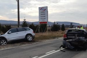 FOTO/ UPDATE: Accident rutier la intrare în Sebeş: Doi răniţi după o coliziune între un Opel şi un BMW; s-a intervenit cu un echipaj de descarcerare