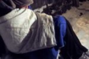 Fă o faptă bună, chiar dacă a trecut Crăciunul! Dacă ai haine de iarnă pe care nu le mai porţi, donează-le pentru cei fără adăpost