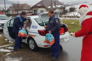 FOTO: Moş Crăciun şi-a luat ajutoare poliţişti!