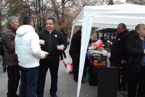 FOTO Premieră în Sibiu – Crăciunul oamenilor străzii. Bunătăţi dăruite săracilor în parcul Astra
