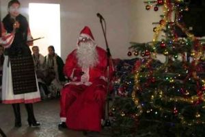 Bătrânii de la C.Î.A. Dobriţa, colindaţi de profesori şi elevi din Stăneşti