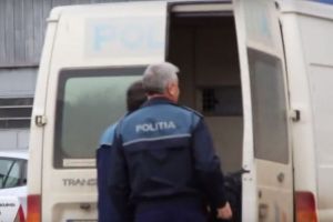 11 tineri, reţinuţi după ce s-au bătut într-o benzinărie din Hurezani