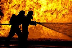 INCENDIU devastator. O persoană a MURIT iar alte trei s-au intoxicat cu fum