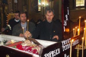 ULUITOR! PĂRINTELE MARIUS POPESCU ÎŞI PREGĂTISE HAINELE DE ÎNMORMÂNTARE
