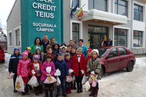 FOTO: De peste 10 ani, CAR Credit Teiuş este gazdă bună pentru colindătorii din judeţele Alba şi Bihor