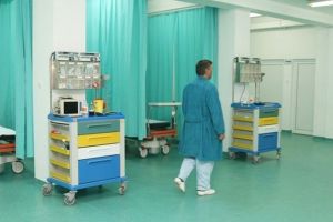 Reprezentanţii Spitalului Judeţean Timişoara caută îngrijitori, brancardieri şi infirmiere
