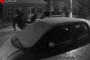 Doi tineri şi-au petrecut Crăciunul distrugând oglinzile maşinilor