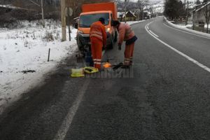 Lucrări pentru plombarea gropilor pe principalele două drumuri naţionale din Suceava