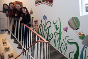 Un grup de voluntari a dăruit Grădiniţei „Micul Prinţ” Rădăuţi desene decorative pe ...