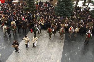 Peste 10.000 de spectatori la parada obiceiurilor de iarnă din Suceava