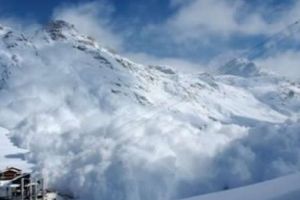 „Minune” de CRACIUN. Băieţel de 12 ani, surprins de avalanşă, a scăpat teafăr şi nevătămat după ce a stat 40 de minute îngropat în nămeţi