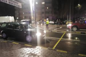 Mamă şi fiică, lovite pe o trecere de pietoni din Obcini