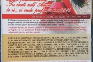 Stefano se reîntoarce la Napoli. Încă nu şi-a găsit MAREA IUBIRE. Oraşul este TAPIŢAT cu AFIŞE