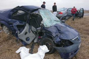 Doi morţi după ce un microbuz s-a lovit frontal cu o maşină, în Timiş