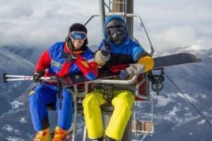 PANICĂ într-o staţiune montană! Mai mulţi turişti au rămas blocaţi în telescaun