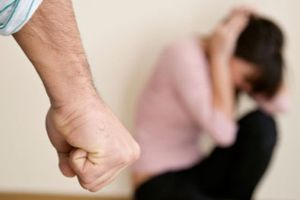 O mamă din Gheorgheni şi copilul ei s-au refugiat într-un Centru de primire socială din cauza concubinului