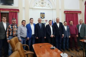 Mărgica Consiliului Judeţean: Pleiadă de PSD-işti la semnarea contractului pentru bazinul de înot din Nucet (FOTO)