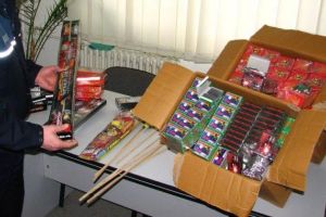 Doi tineri, din Aba Iulia şi Sebeş, cu dosare penale după ce au fost prinşi cu petarde şi artificii de vânzare
