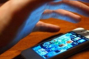 Bărbat din Cugir reţinut de poliţişti după ce a sustras un telefon mobil, de pe tejgheaua unui magazin