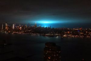 VIDEO FOTO Lumină ciudată pe cerul New York-ului. Locuitorii s-au speriat