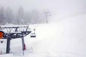 Proiecte pentru Vârtop: Drumurile dintre cabane vor fi asfaltate, lângă pârtia Piatra Grăitoare va fi construită o parcare supraetajată