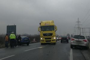 Carambol cu patru maşini lângă Real. O maşină a fost aruncată pe contrasens (FOTO)