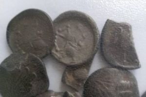 Comoară dacică, găsită pe câmp cu ajutorul unui detector de metale. Ce se întâmplă cu cele 17 monede descoperite de un dâmboviţean