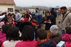 FOTO VIDEO – Cadouri şi jucării pentru copiii de la Centrul de Plasament din Orlat. Micii Războinici le-au donat