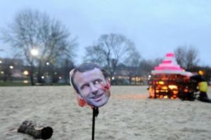 Un ziar RISCĂ suspendarea pe TREI LUNI după ce a publicat fotografii cu SIMULACRUL EXECUŢIEI lui Macron