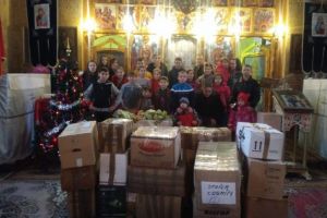 FOTO Copiii din Boarta, cadouri din Madrid – Au primit haine, dulciuri şi jucării