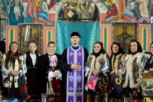 FOTO: Naşterea Domnului, sărbătorită prin colinde de credincioşii din Aluniş