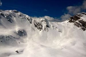 Risc de avalanşă la Bâlea Lac – Zăpada are peste un metru
