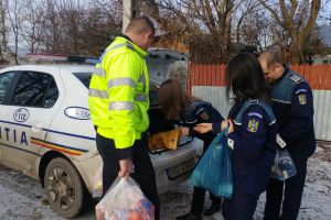 Poliţiştii valceni au făcut donaţii oamenilor nevoiaşi