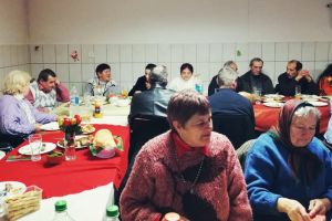 FOTO. Voluntarii O masa caldă au sărbătorit Crăciunul împreună cu beneficiarii lor
