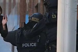 Luare de OSTATICI în Cehia. O bancă, sub controlul unui bărbat ÎNARMAT