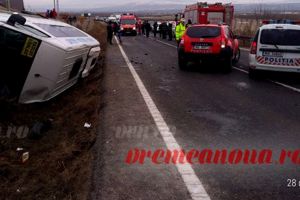 Un microbuz cu 18 persoane s-a răsturnat. S-a declanşat planul roşu de intervenţie