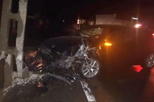 FOTO/ VIDEO/ Accident rutier la Blaj: O maşină făcută praf după ce şoferul s-a proptit cu ea într-un stâlp de curent