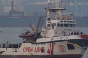 Au petrecut Crăciunul pe barcă. Peste 300 de migranţi au fost refuzaţi de două ţări europene