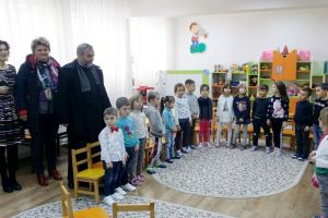 Preoţii din Protoieria Fălticeni şi oameni binevoitori au oferit daruri pentru copiii orfani ...
