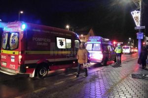 O mamă şi fiica ei de 15 ani au ajuns la spital după ce au fost lovite pe o trecere de ...