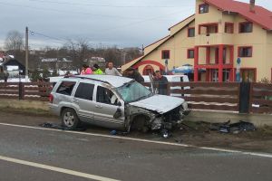 Un şofer care circula cu viteză a distrus un gard şi şi-a băgat soţia în spital