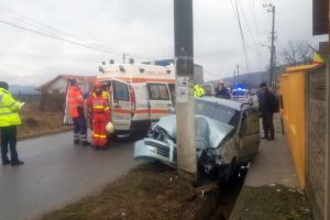 FOTO/ Accident rutier la Șard: Un autoturism a lovit un stâlp de curent şi a avariat o ţeavă de gaz