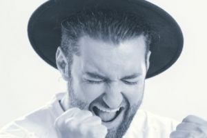 SMILEY îşi SPULBERĂ concurenţa. Ce PREMIU important a CÂŞTIGAT vedeta
