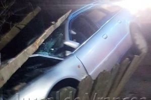 FOTO: Un tânăr din Păuleşti s-a urcat băut la volan şi a provocat un accident