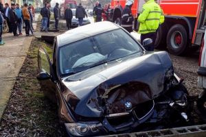 Accident în Tileagd: Un tânăr de 23 de ani a pierdut controlul unui BMW şi a lovit o autoutilitară, iar apoi un cap de pod (FOTO)