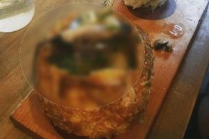 A comandat o supă la restaurant, însă pofta i-a dispărut când a văzut ce se afla în ea! Este DEZGUSTĂTOR. Clipul este VIRAL pe internet