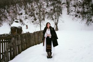 Tânără stabilită în Spania, purtând costumul popular al bunicii (FOTO)