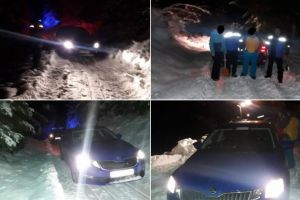 Turişti împotmoliţi cu maşina în zăpadă, la Arieşeni, salvaţi de jandarmii montani