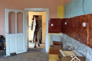 Voluntarii ”Acasă în Banat” au ajutat o mamă cu opt copii să se mute în casă nouă
